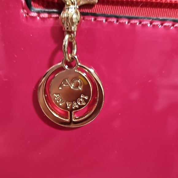 Chic Pink and Black Patent Leather Handbag - Picture 3 of 4